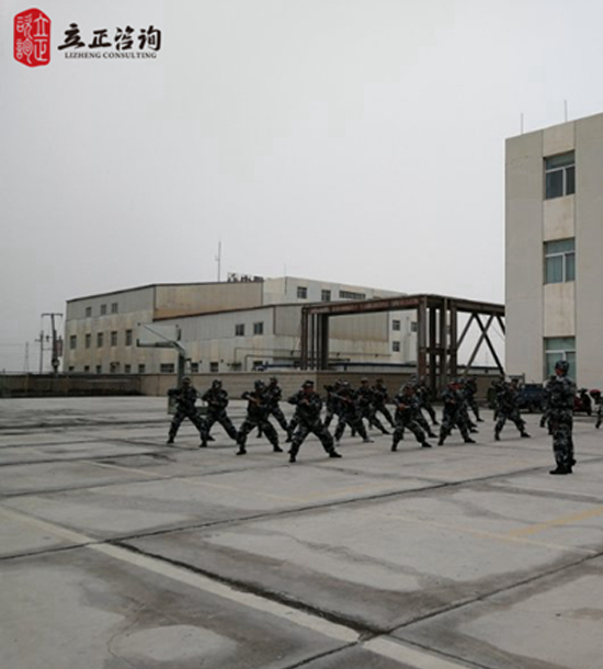 培訓快(kuài)訊培訓時(shí)間(jiān)：5月(yuè)31－6月(yuè)14日(rì)培訓地(dì)點：格爾木(mù)培訓單位：鹽湖(hú)集團培訓課程：軍事(shì)化(huà)拓展培訓人(rén)數(shù)：80人(rén)*2批