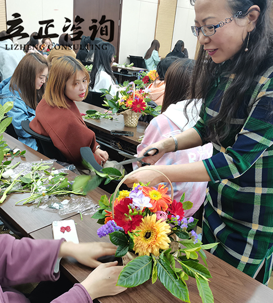 培訓時(shí)間(jiān)：3月(yuè)9日(rì)培訓地(dì)點:會(huì)議(yì)室培訓單位：甘肅某建公司培訓課程:三·八插花(huā)活動