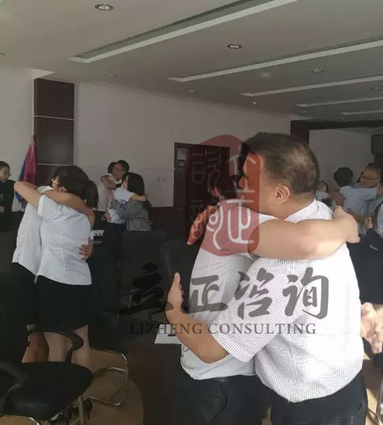 培訓單位：某保險股份有(yǒu)限公司白(bái)銀(yín)分(fēn)公司培訓時(shí)間(jiān)：11月(yuè)20日(rì)培訓課程：拓展訓練培訓人(rén)數(shù)：61人(rén)