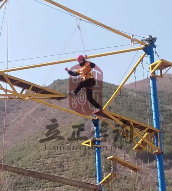 培訓快(kuài)訊培訓時(shí)間(jiān)：3月(yuè)3日(rì)培訓單位：中鐵(tiě)某機(jī)關迎“三八”拓展活動培訓課程：拓展培訓人(rén)數(shù)：108人(rén)蘭州拓展培訓