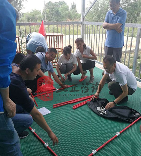 培訓快(kuài)訊培訓時(shí)間(jiān)：6月(yuè)29日(rì)培訓地(dì)點:隴鑫山(shān)莊培訓單位:甘肅某管理(lǐ)局培訓課程:??七一(yī)主題黨建活動培訓人(rén)數(shù)：24人(rén)