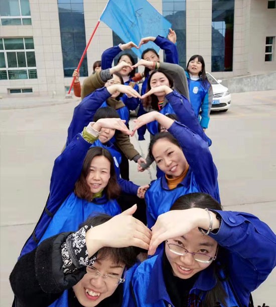 培訓時(shí)間(jiān)：3月(yuè)6日(rì)培訓地(dì)點:單位院內(nèi)培訓單位:**集團三八活動培訓課程:拓展培訓人(rén)數(shù)：75人(rén)