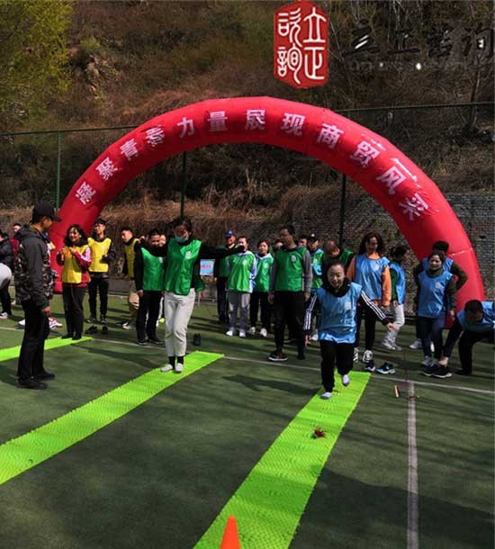 培訓快(kuài)訊培訓時(shí)間(jiān)：4月(yuè)28日(rì)培訓地(dì)點:興隆山(shān)城(chéng)建培訓中心培訓單位:甘肅交通(tōng)**公司培訓課程:趣味運動會(huì)部分(fēn)拓展項目介紹：緬甸橋項目類型：團隊合作(zuò)項目培訓形式：一(yī)段軟梯挂在山(shān)坳的(de)兩端。學員(yuán)必須利用(yòng)繩梯和(hé)